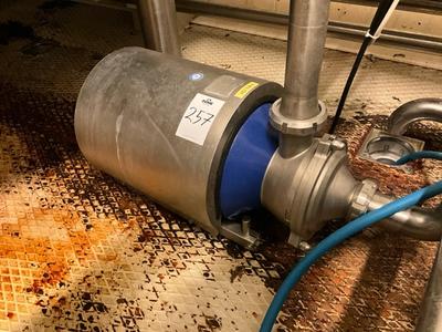 Immagine panoramica di 2004 Alfa Laval pump (2x)